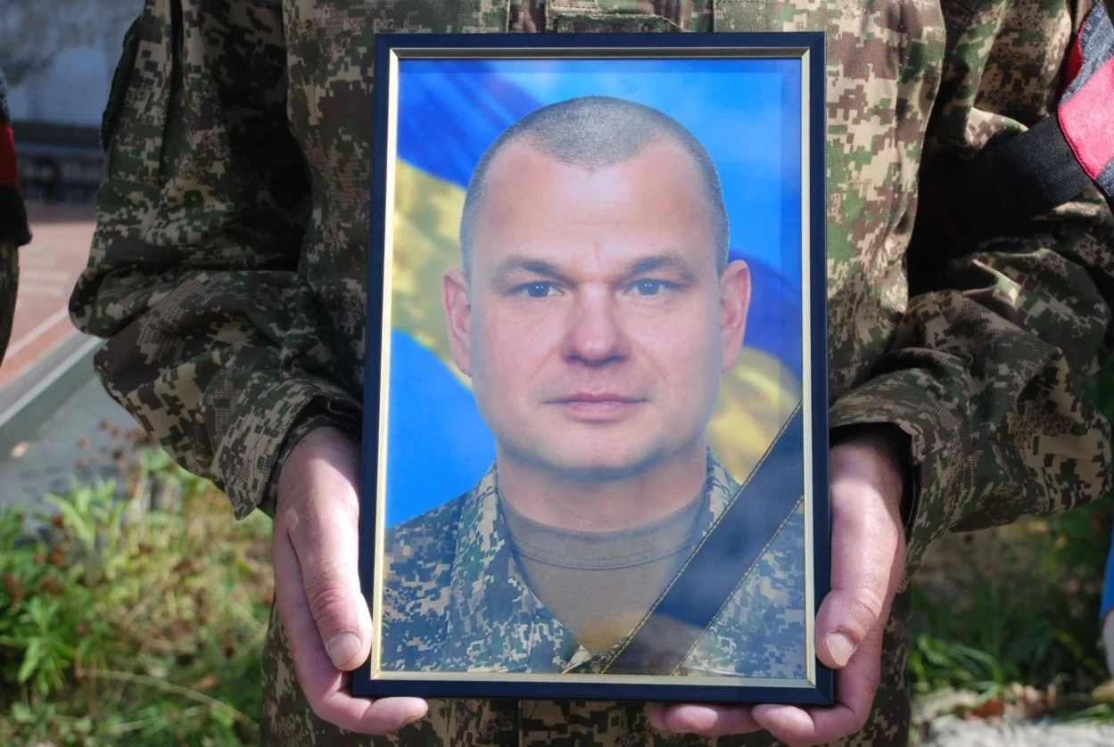 Повернувся з Чехії, аби захистити Україну: у Шостці провели в останню путь Володимира Романцова