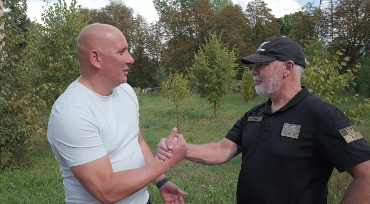 Їхав за 17 тисяч кілометрів: чому новозеландський екс-полковник знову прибув на Шосткинщину