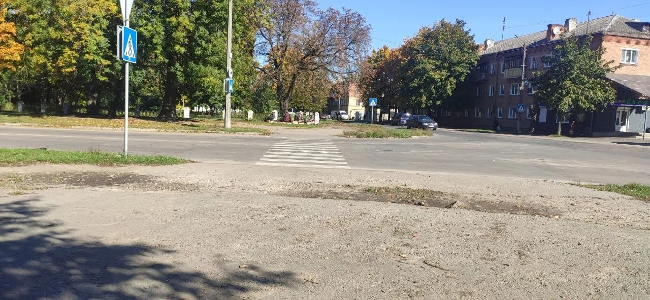 По вулиці Короленка у Шостці оновили пішохідну зону в межах безбар’єрного маршруту