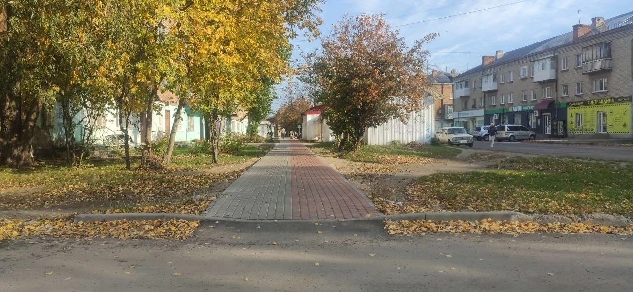 По вулиці Короленка у Шостці оновили пішохідну зону в межах безбар’єрного маршруту