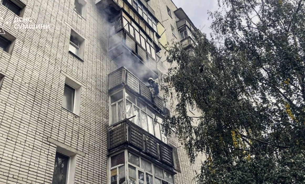 На пожежі у дев'ятиповерхівці в Шостці вогнеборці врятували чоловіка