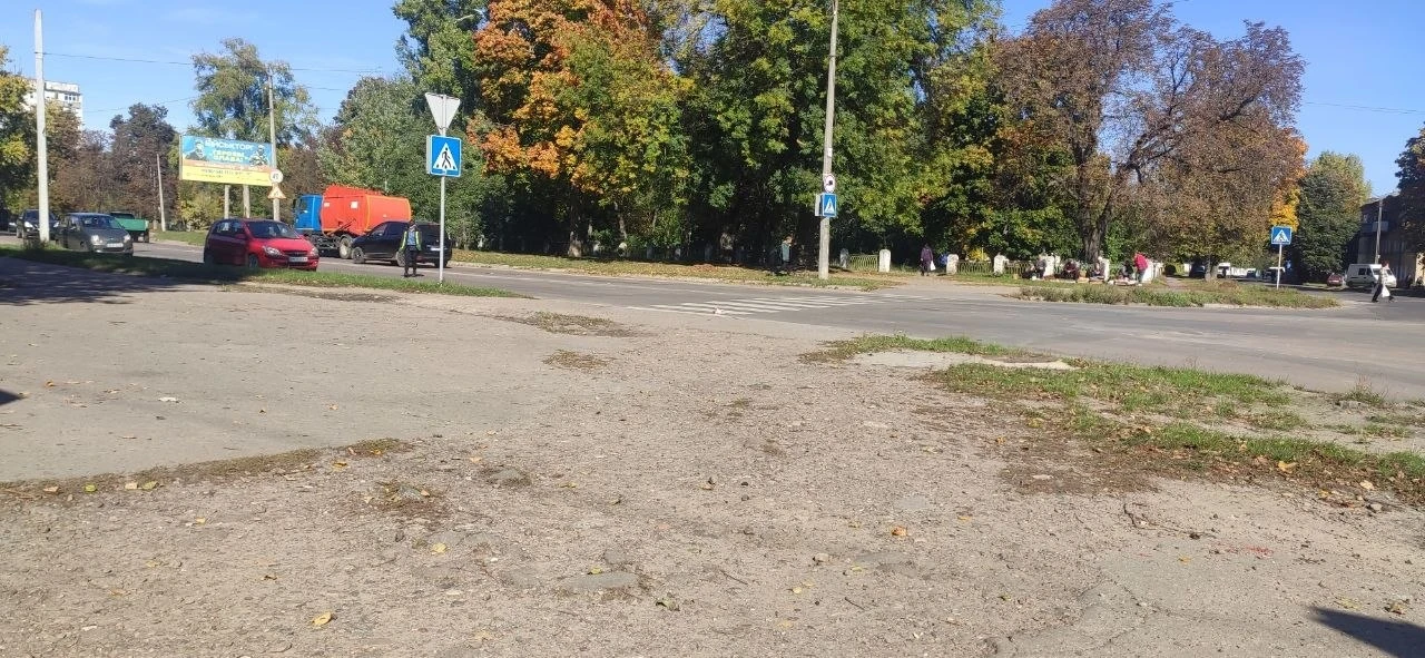 По вулиці Короленка у Шостці оновили пішохідну зону в межах безбар’єрного маршруту