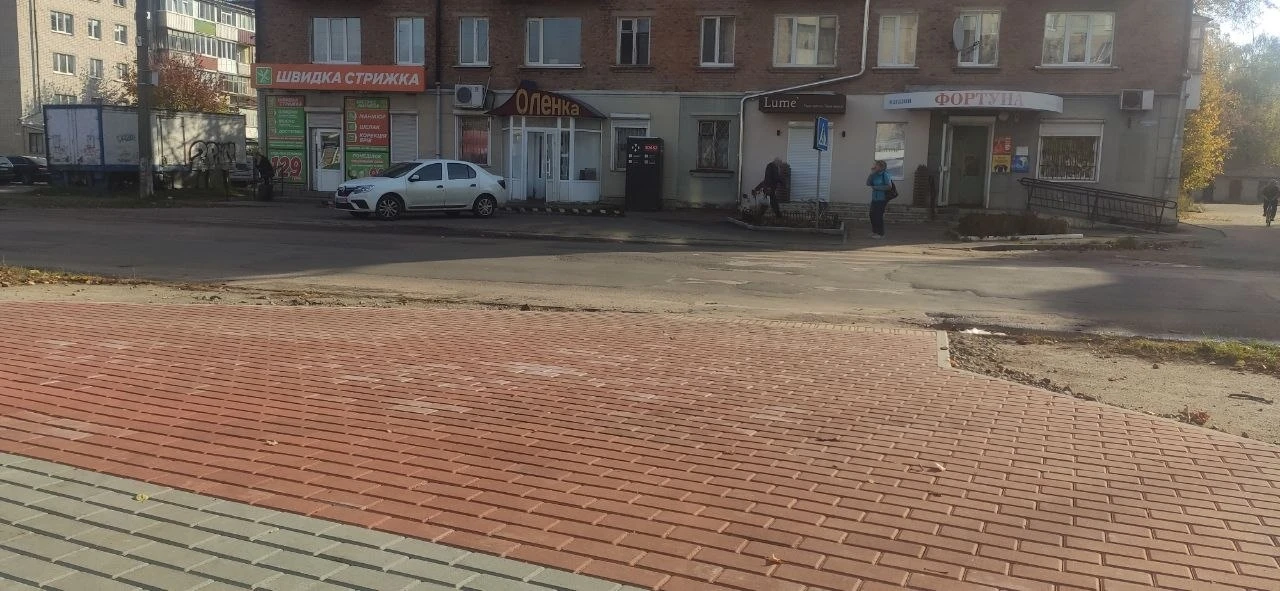По вулиці Короленка у Шостці оновили пішохідну зону в межах безбар’єрного маршруту
