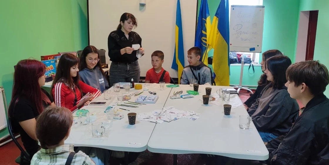 Проєкт «Тутешні (Нам тут жити)»: як молодь Ображіївки розписує чашки та розвиває творчий потенціал