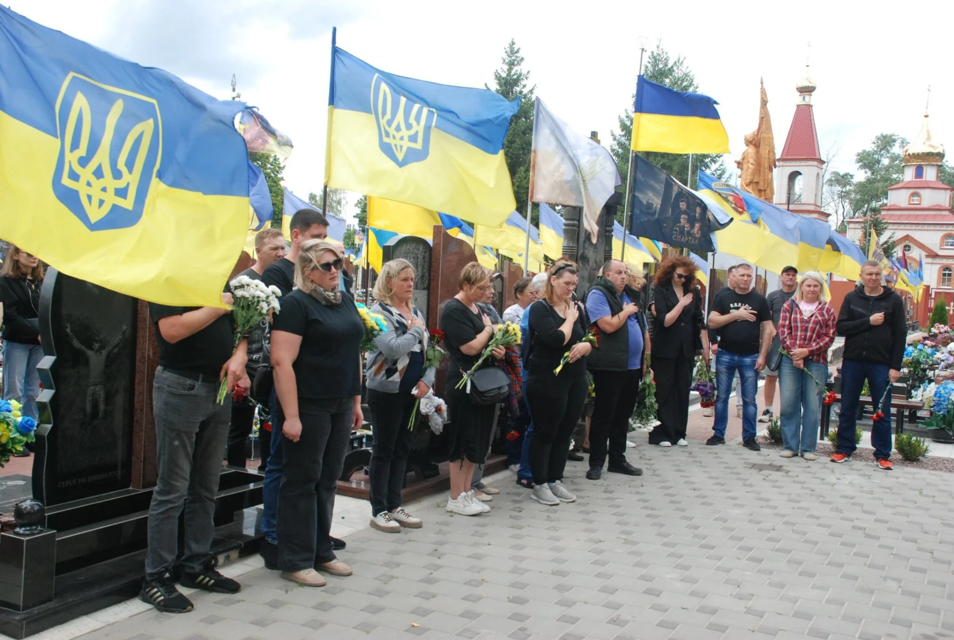 «Любив життя та вірив у Перемогу»: Шостка провела в останню путь захисника Євгенія Разуваєва