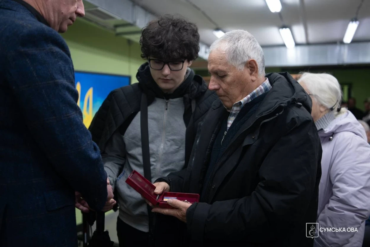 «Пам’ятаємо ціну кожного дня»: Олег Григоров передав нагороди сім'ям полеглих героїв Шосткинщини