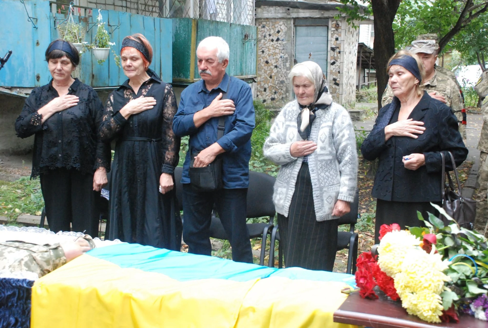 «Золота людина» та мужній воїн: Шосткинщина попрощалася зі старшим лейтенантом Максимом Хоменком