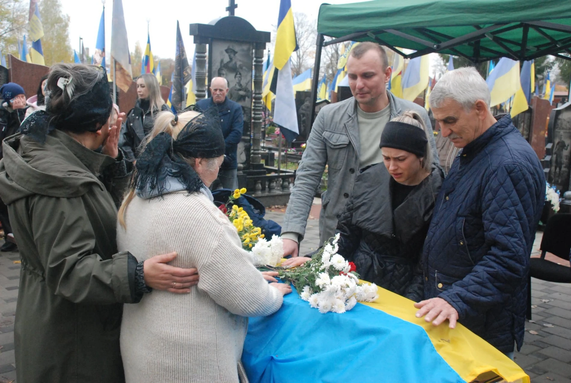 Шосткинська громада провела в останній путь кулеметника з позивним «Вітя»