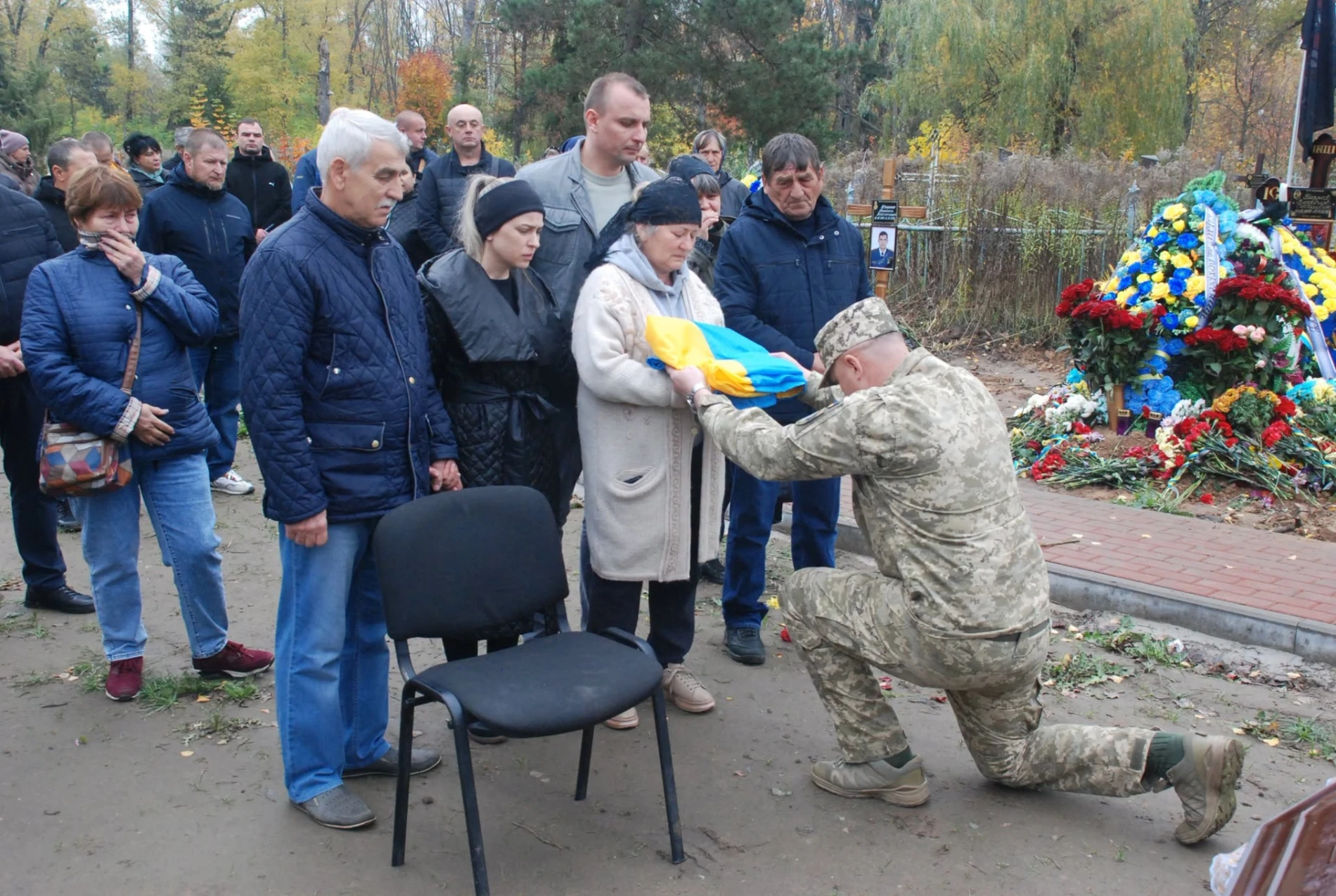 Шосткинська громада провела в останній путь кулеметника з позивним «Вітя»