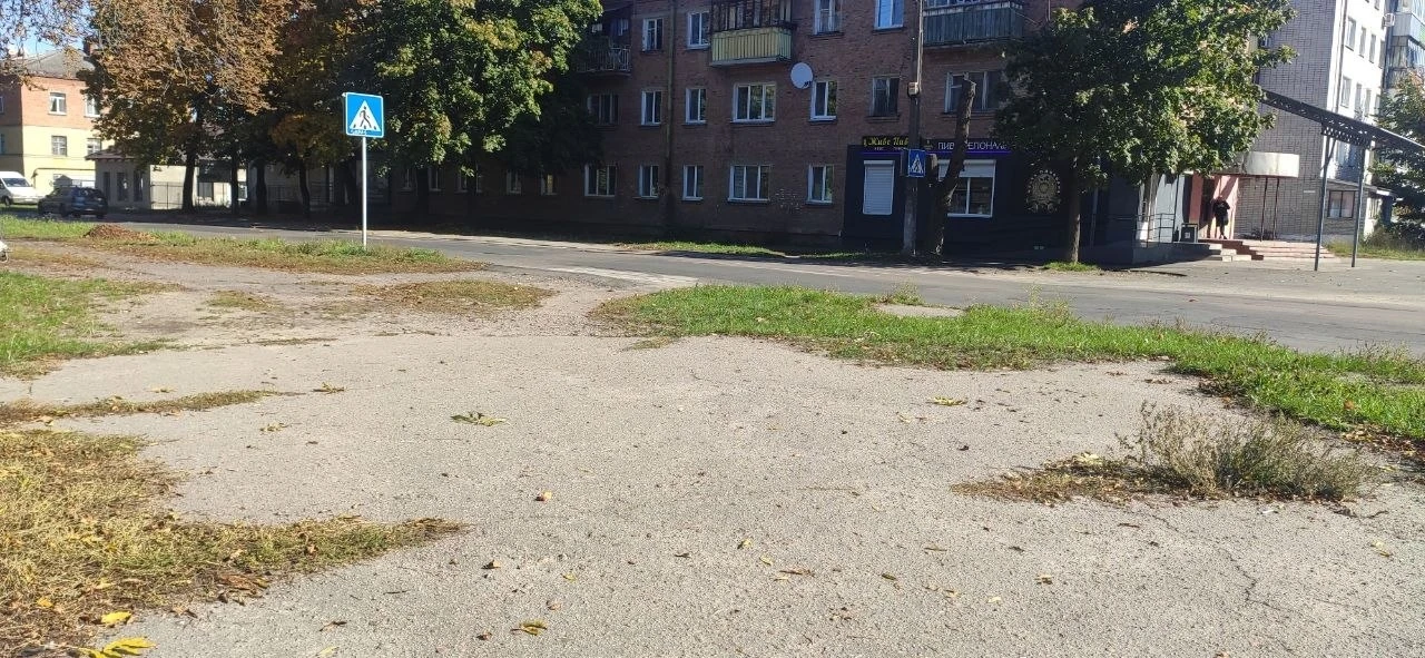 По вулиці Короленка у Шостці оновили пішохідну зону в межах безбар’єрного маршруту