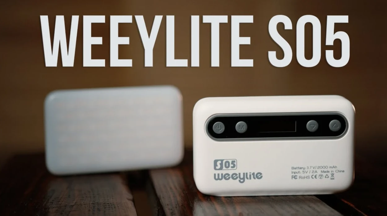 Біла панель Viltrox Weeylite S05 на дерев'яному столі з чітким відображенням OLED-екрана, чотирьох кнопок та заводського маркування на задній панелі