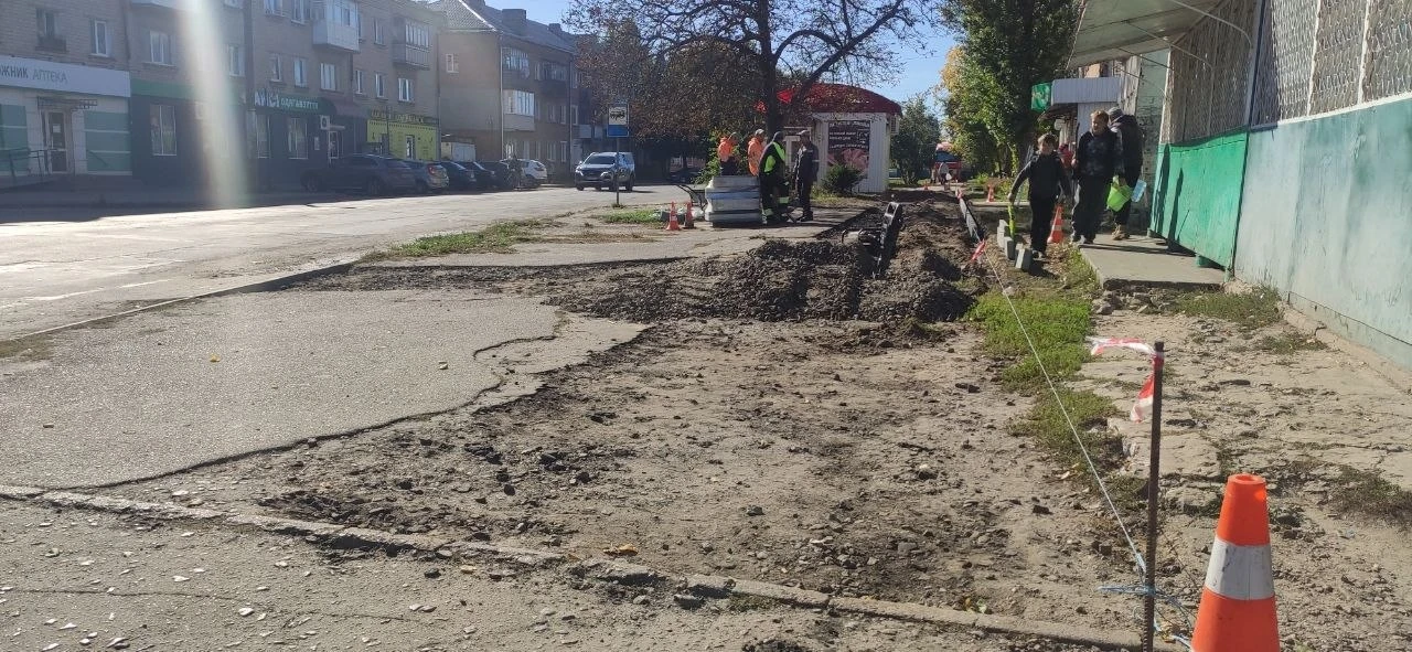 По вулиці Короленка у Шостці оновили пішохідну зону в межах безбар’єрного маршруту