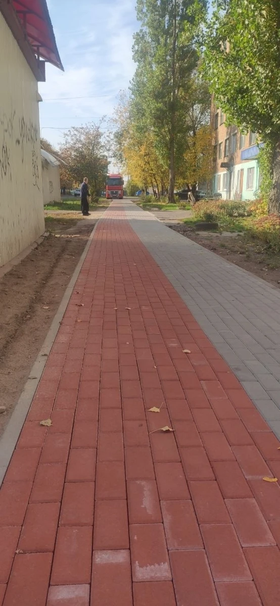 По вулиці Короленка у Шостці оновили пішохідну зону в межах безбар’єрного маршруту