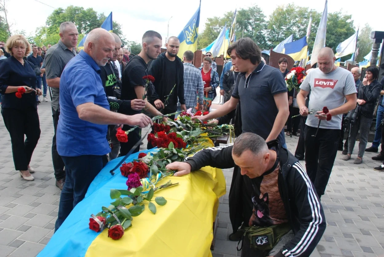 Повернувся з Чехії, аби захистити Україну: у Шостці провели в останню путь Володимира Романцова