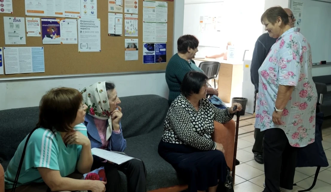 У Шостці видали цільову допомогу евакуйованим жінкам 60+