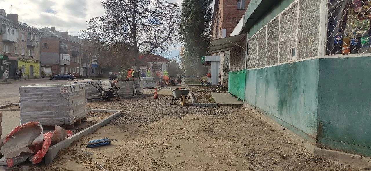 По вулиці Короленка у Шостці оновили пішохідну зону в межах безбар’єрного маршруту