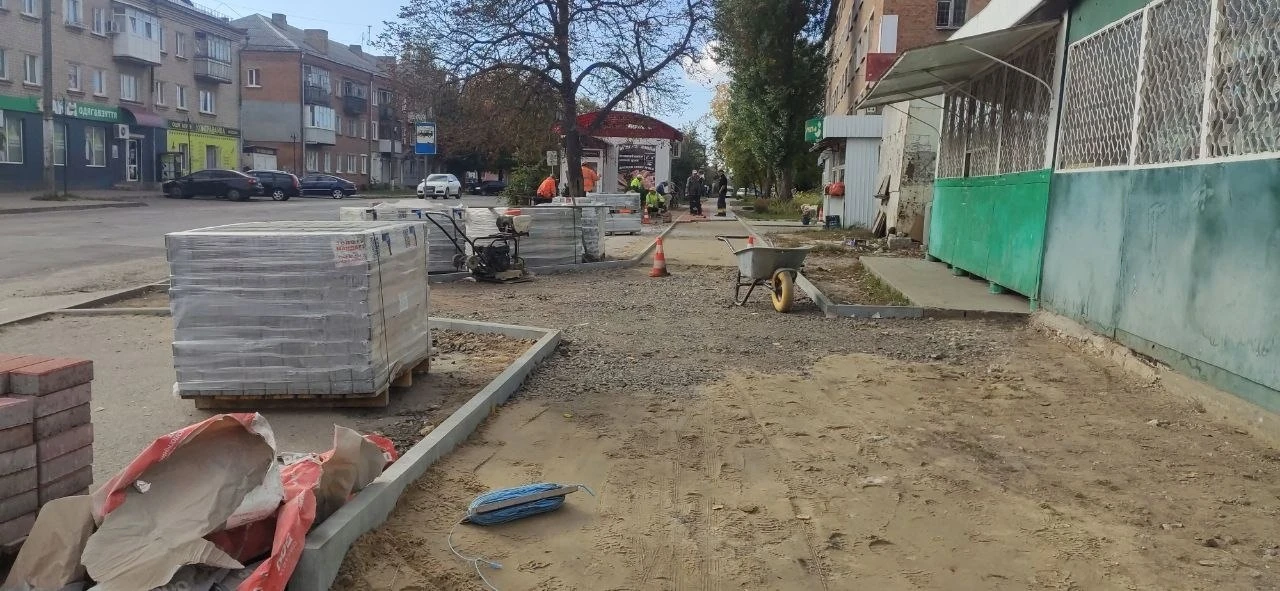 По вулиці Короленка у Шостці оновили пішохідну зону в межах безбар’єрного маршруту