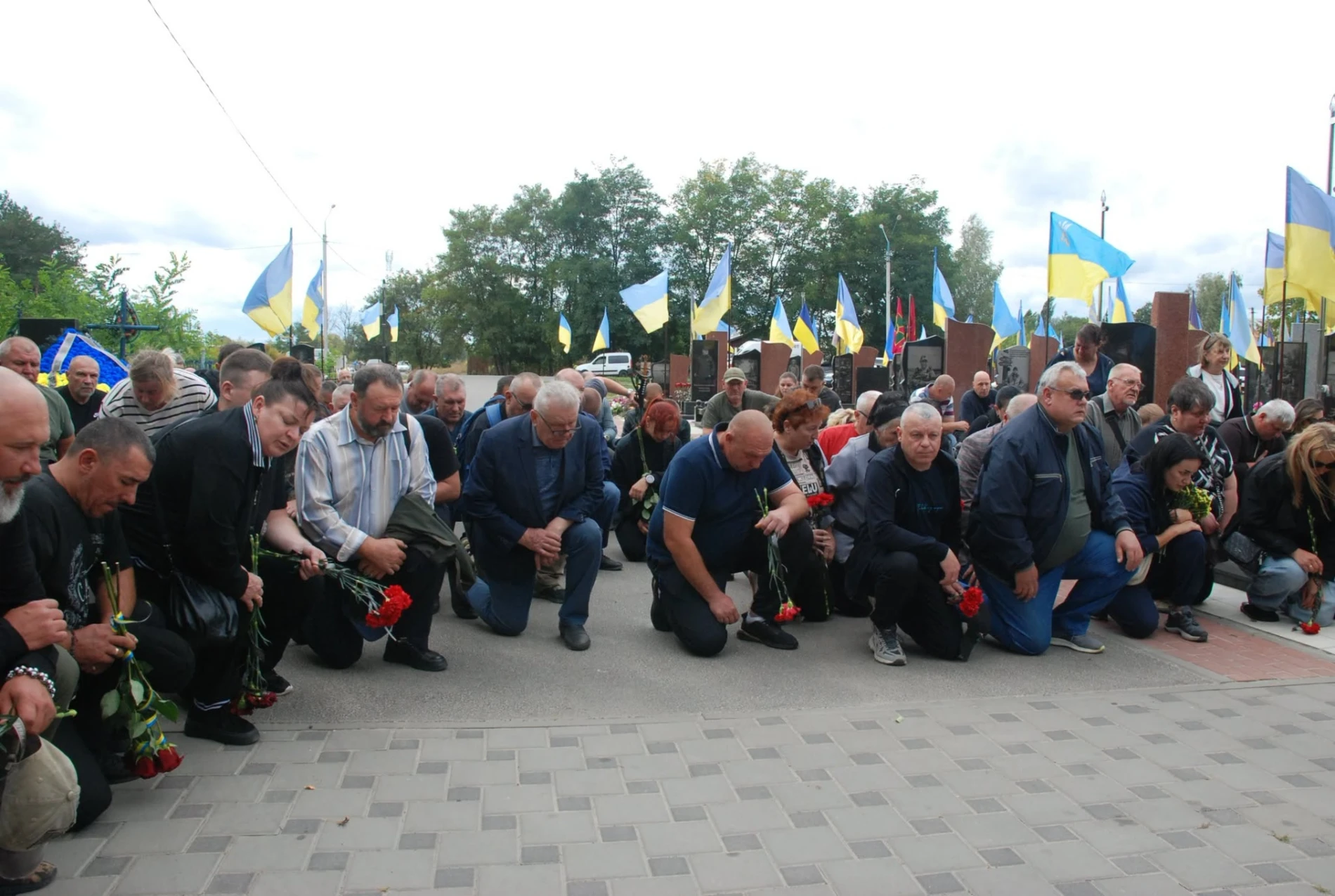 «Любив життя та вірив у Перемогу»: Шостка провела в останню путь захисника Євгенія Разуваєва
