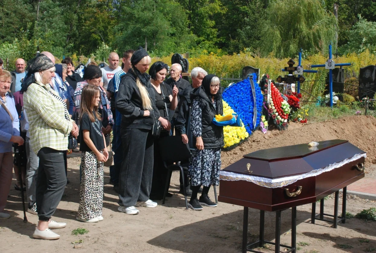 Повернувся з Чехії, аби захистити Україну: у Шостці провели в останню путь Володимира Романцова