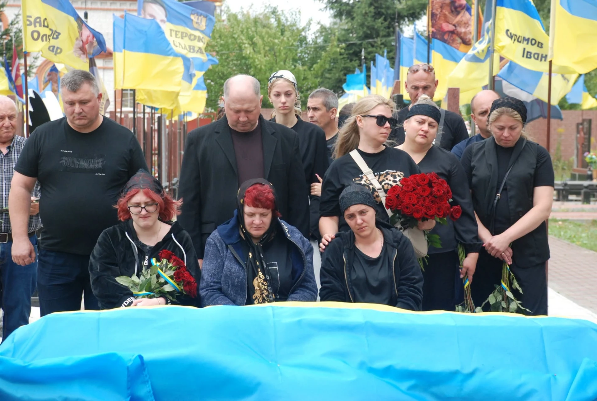 «Любив життя та вірив у Перемогу»: Шостка провела в останню путь захисника Євгенія Разуваєва