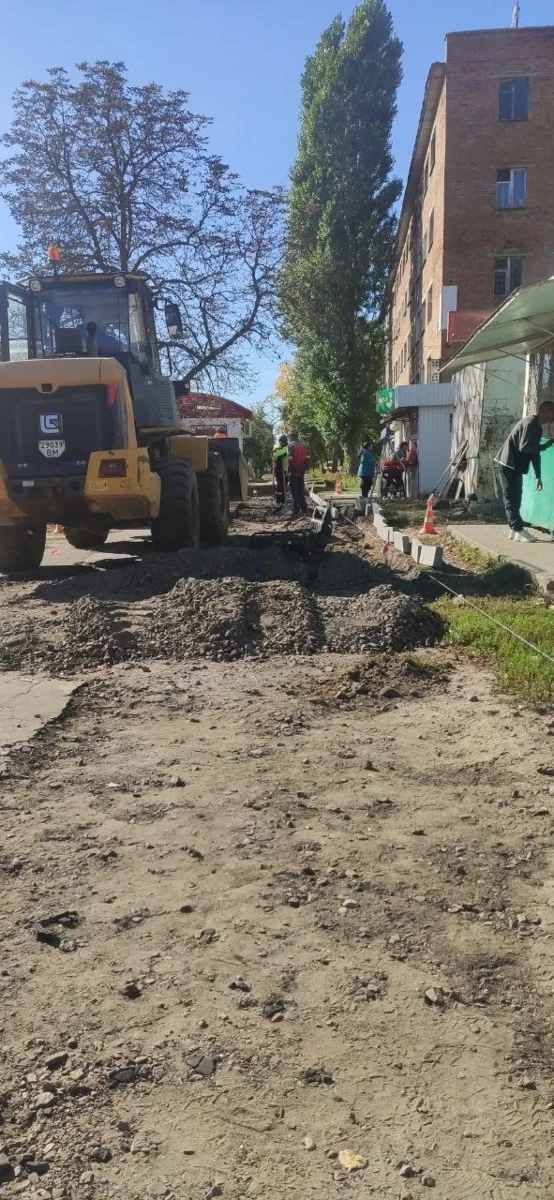 По вулиці Короленка у Шостці оновили пішохідну зону в межах безбар’єрного маршруту