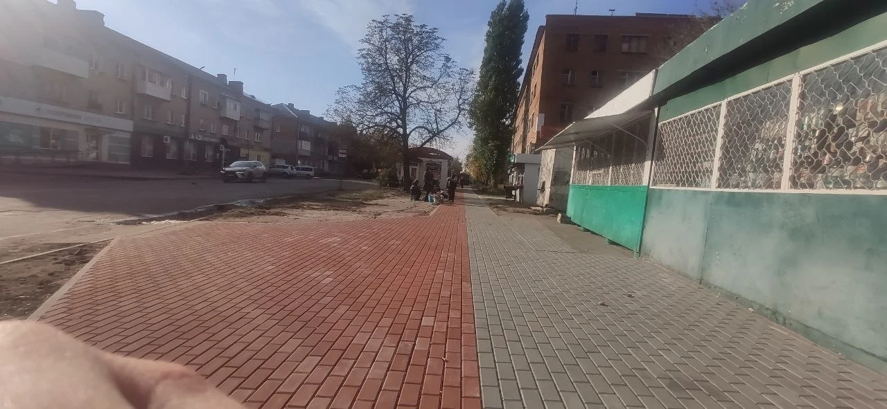 По вулиці Короленка у Шостці оновили пішохідну зону в межах безбар’єрного маршруту