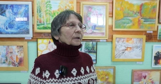 Пензлем і словом: у Шостці відкрилася перша персональна виставка поетки Валентини Тимофеєвої