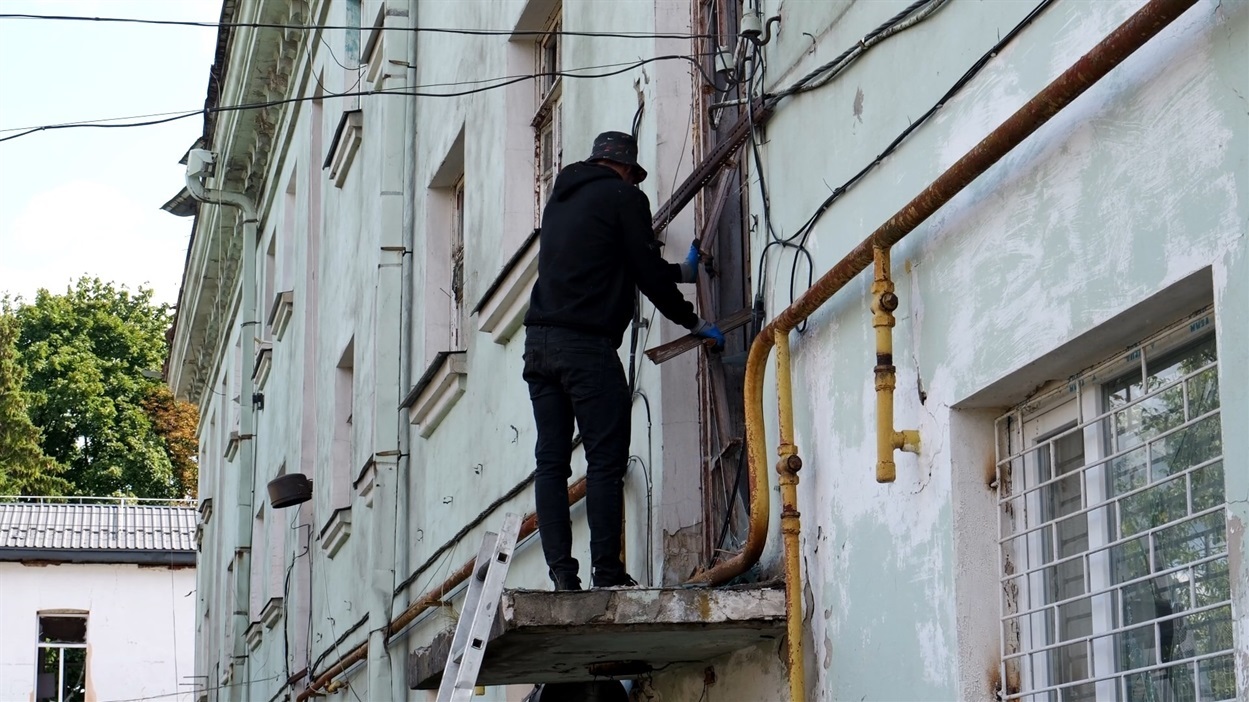 У центрі Шостки триповерхівка вже вчетверте постраждала від ворожих ударів