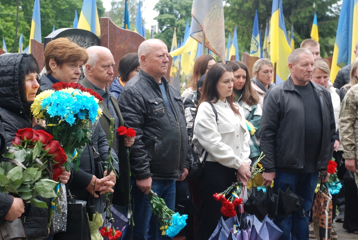 Повернувся на щиті через півтора року невідомості: Шостка попрощалася з гранатометником «Беком»