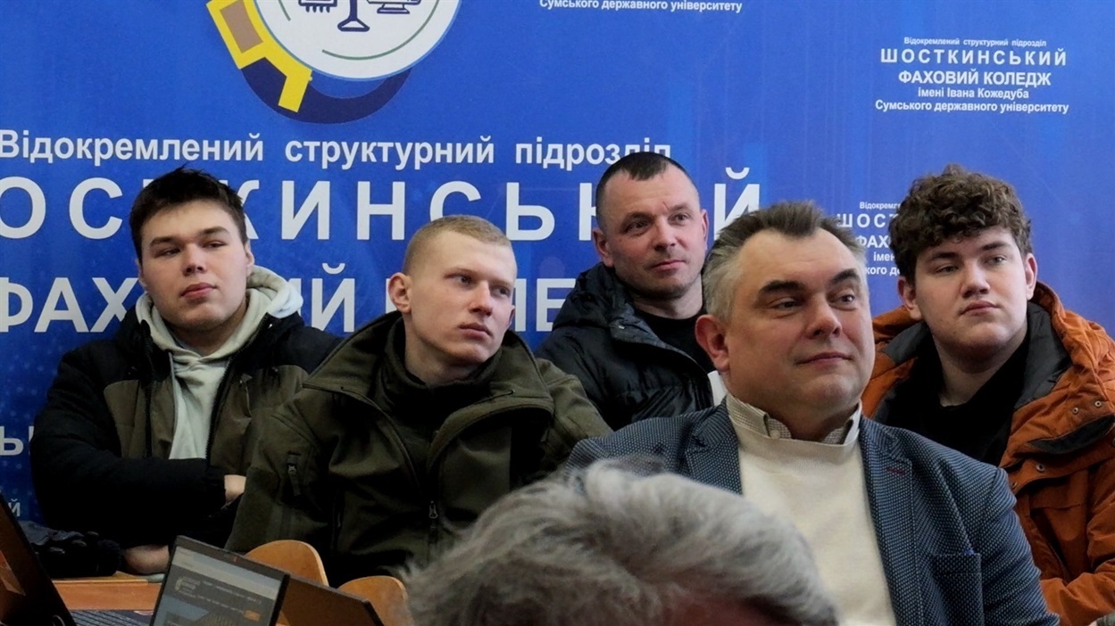 Мобільна освіта в укриттях: Шосткинський коледж отримав технічну допомогу від Алекса де Кокка