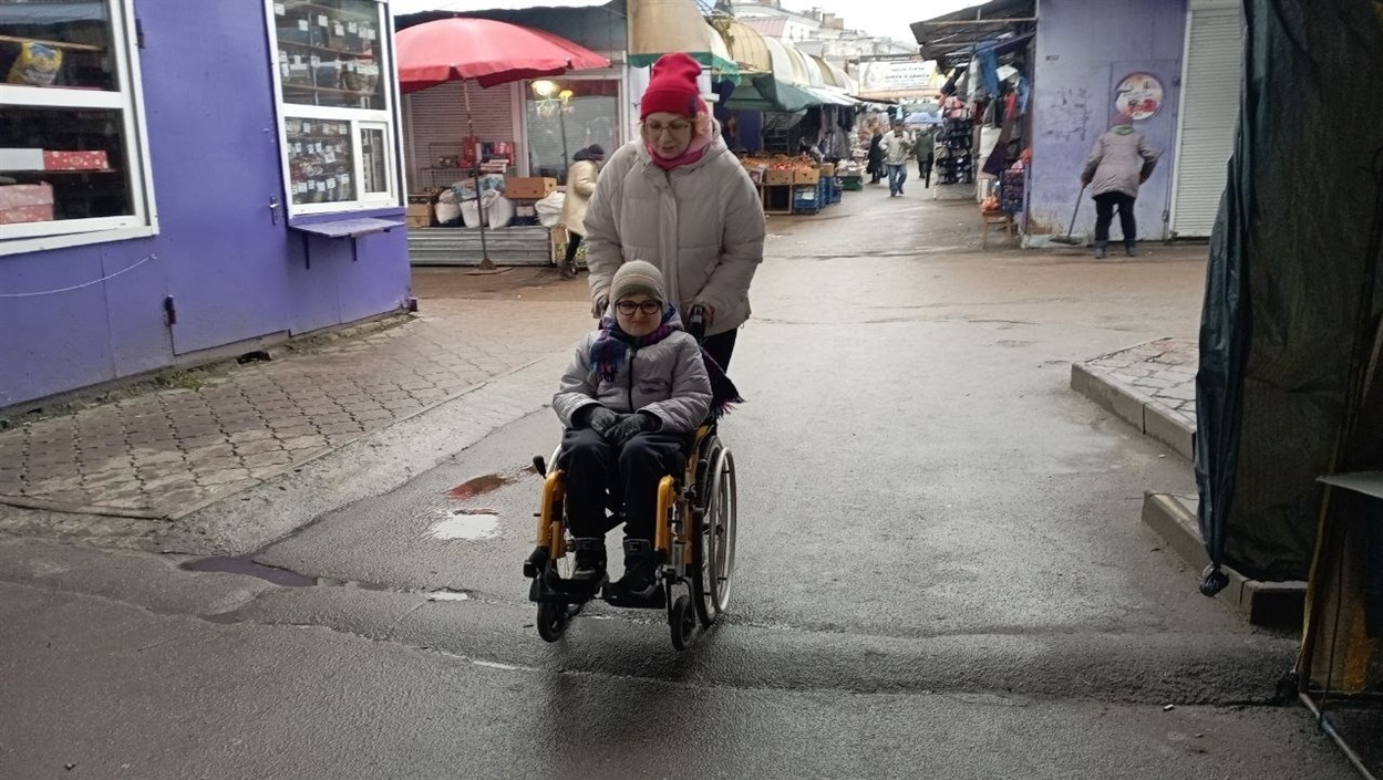 Недосяжні атракції та медичні послуги: як живеться у Шостці «кришталевому» хлопчику Роману