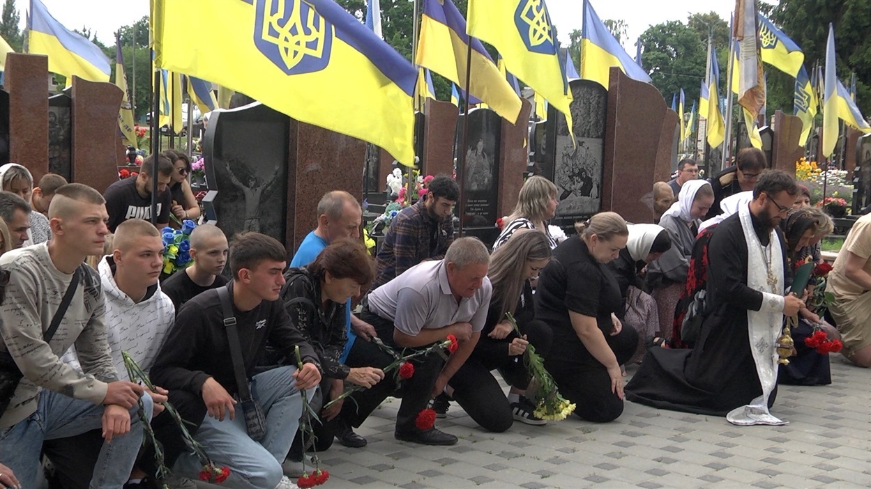 Загинув у День матері: Шосткинська громада провела у вічність 23-річного Героя Ігоря Осипенка