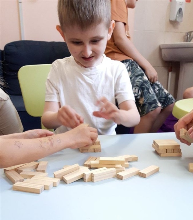 Недосяжні атракції та медичні послуги: як живеться у Шостці «кришталевому» хлопчику Роману