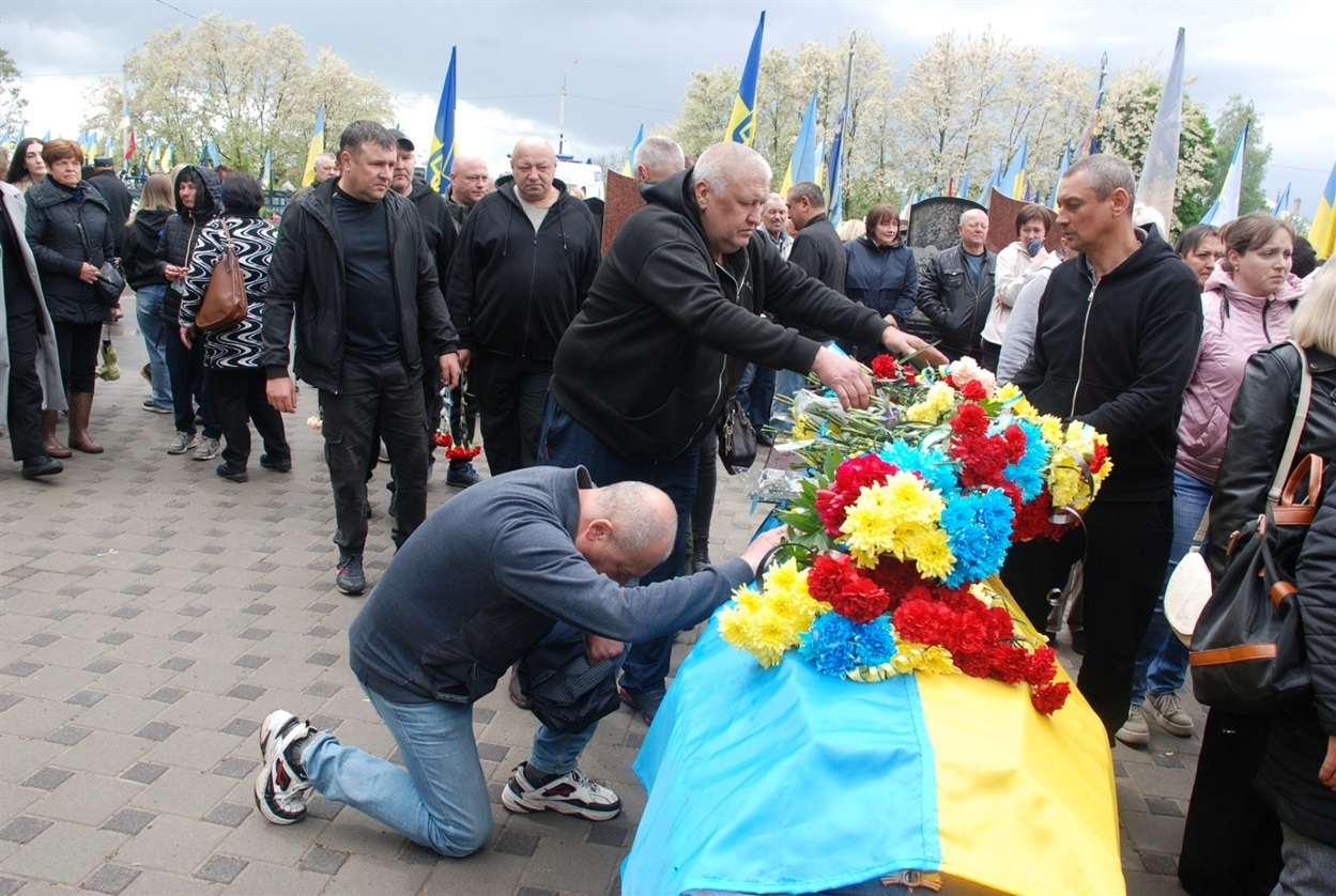 Повернувся на щиті через півтора року невідомості: Шостка попрощалася з гранатометником «Беком»