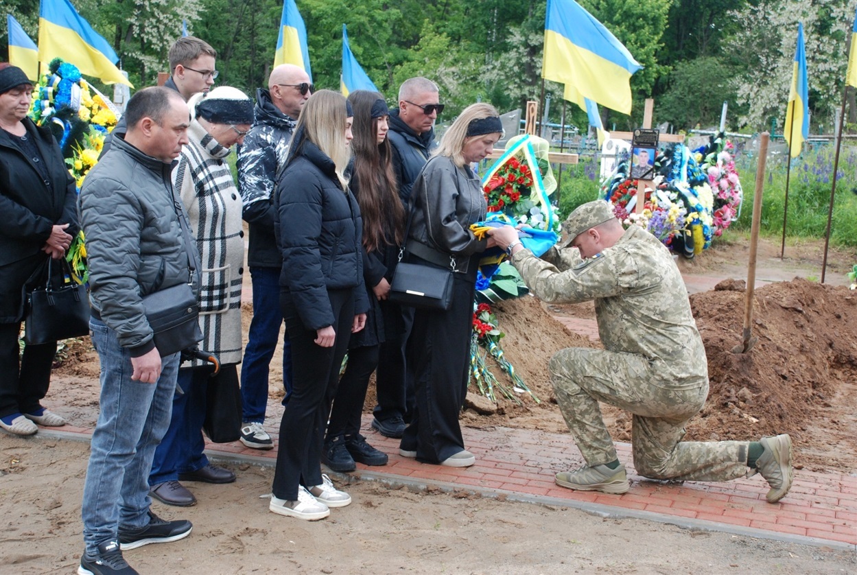 Повернувся на щиті через півтора року невідомості: Шостка попрощалася з гранатометником «Беком»