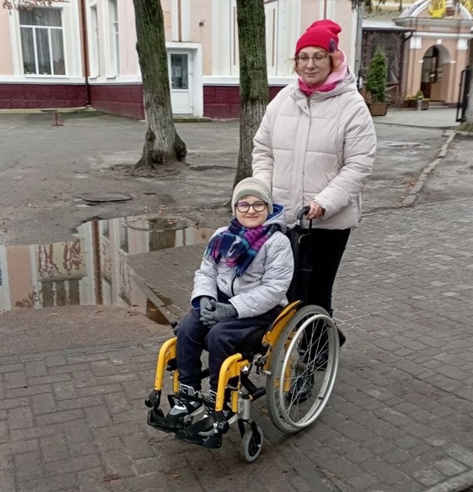 Недосяжні атракції та медичні послуги: як живеться у Шостці «кришталевому» хлопчику Роману