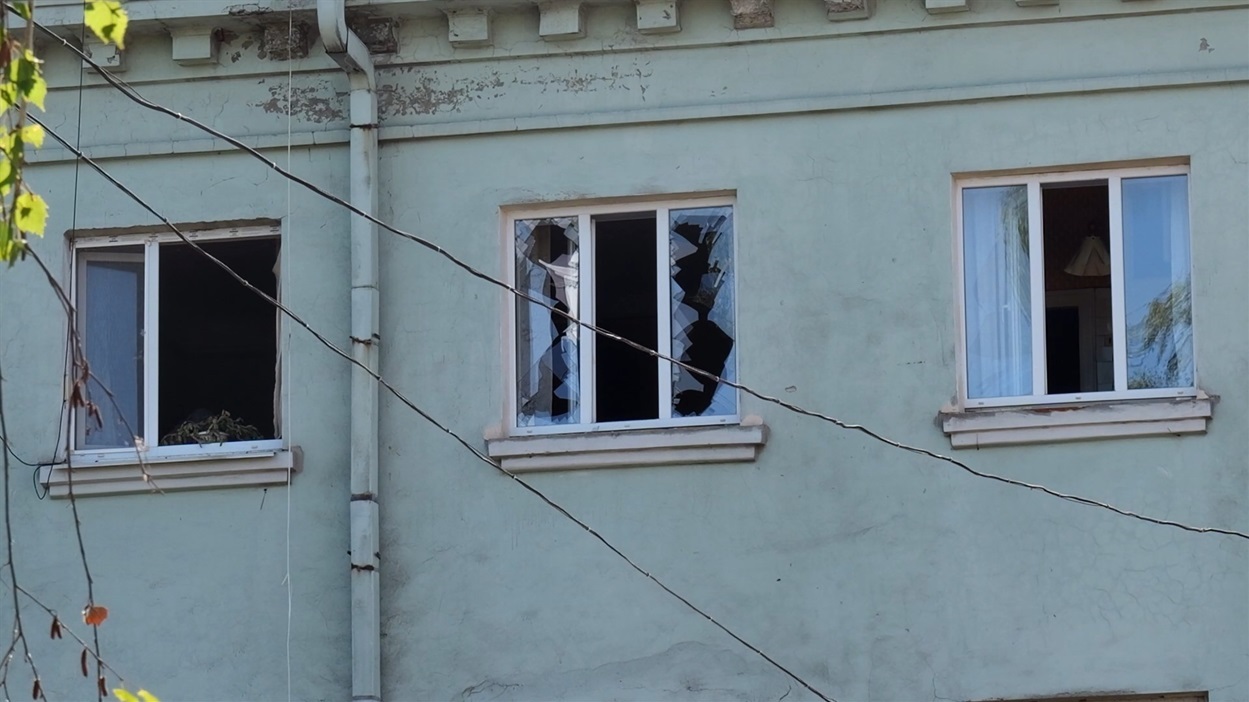 У центрі Шостки триповерхівка вже вчетверте постраждала від ворожих ударів