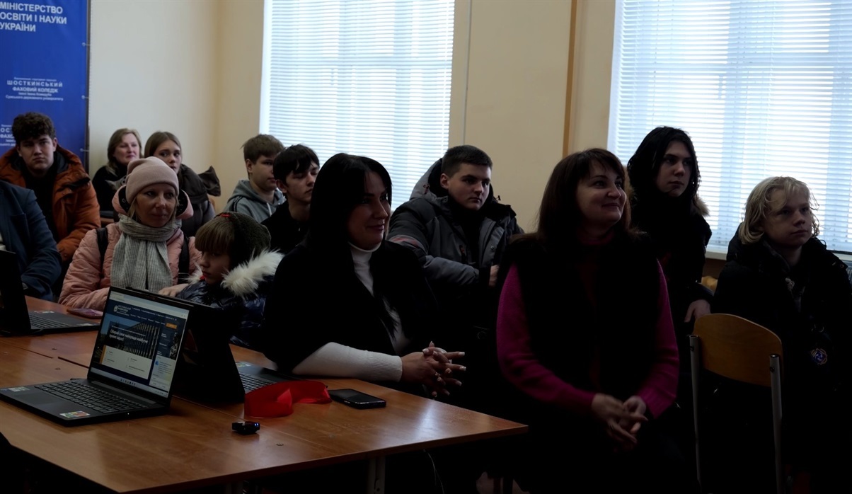 Мобільна освіта в укриттях: Шосткинський коледж отримав технічну допомогу від Алекса де Кокка