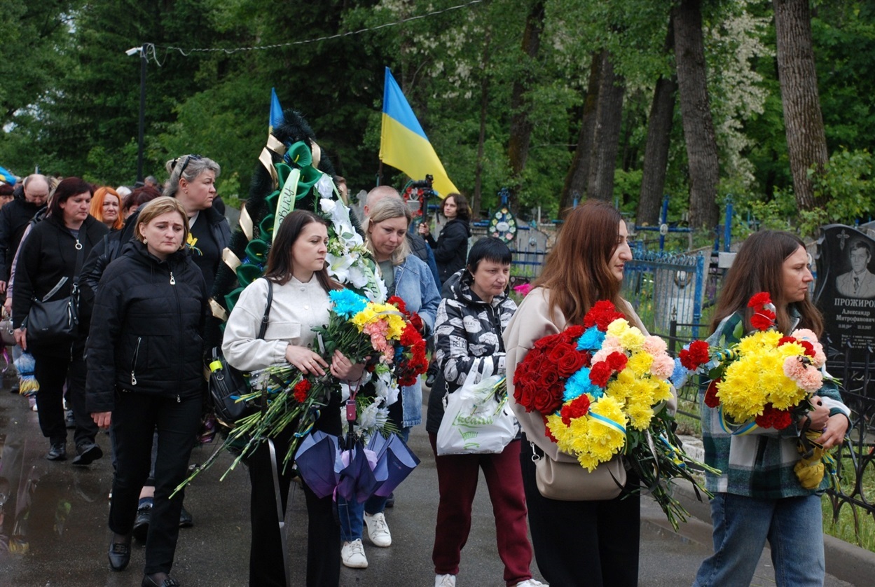 Повернувся на щиті через півтора року невідомості: Шостка попрощалася з гранатометником «Беком»