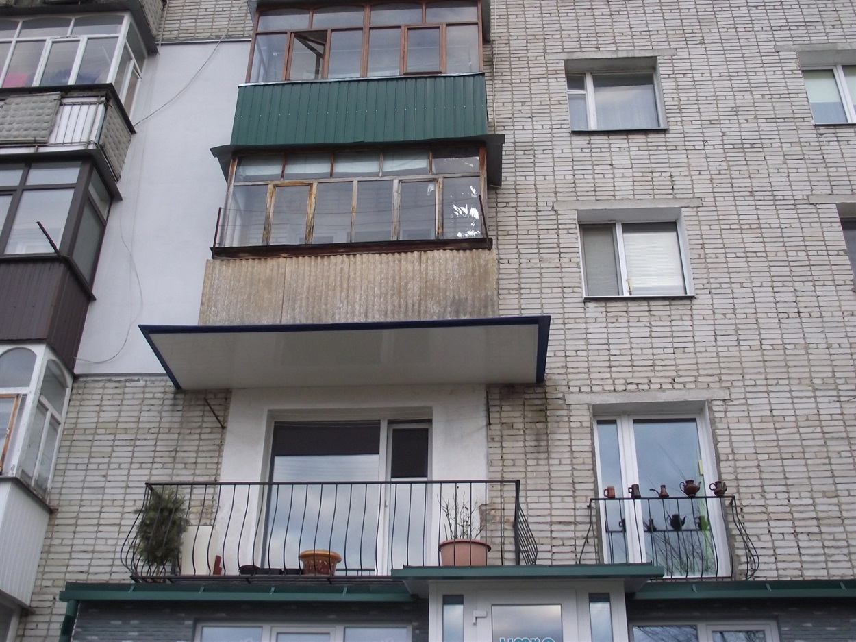 Море квітів влітку і на цьому балконі