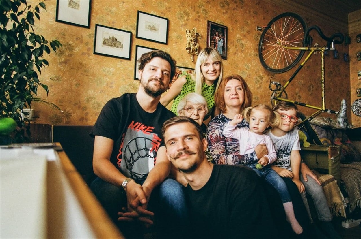 Анна зі своєю родиною
