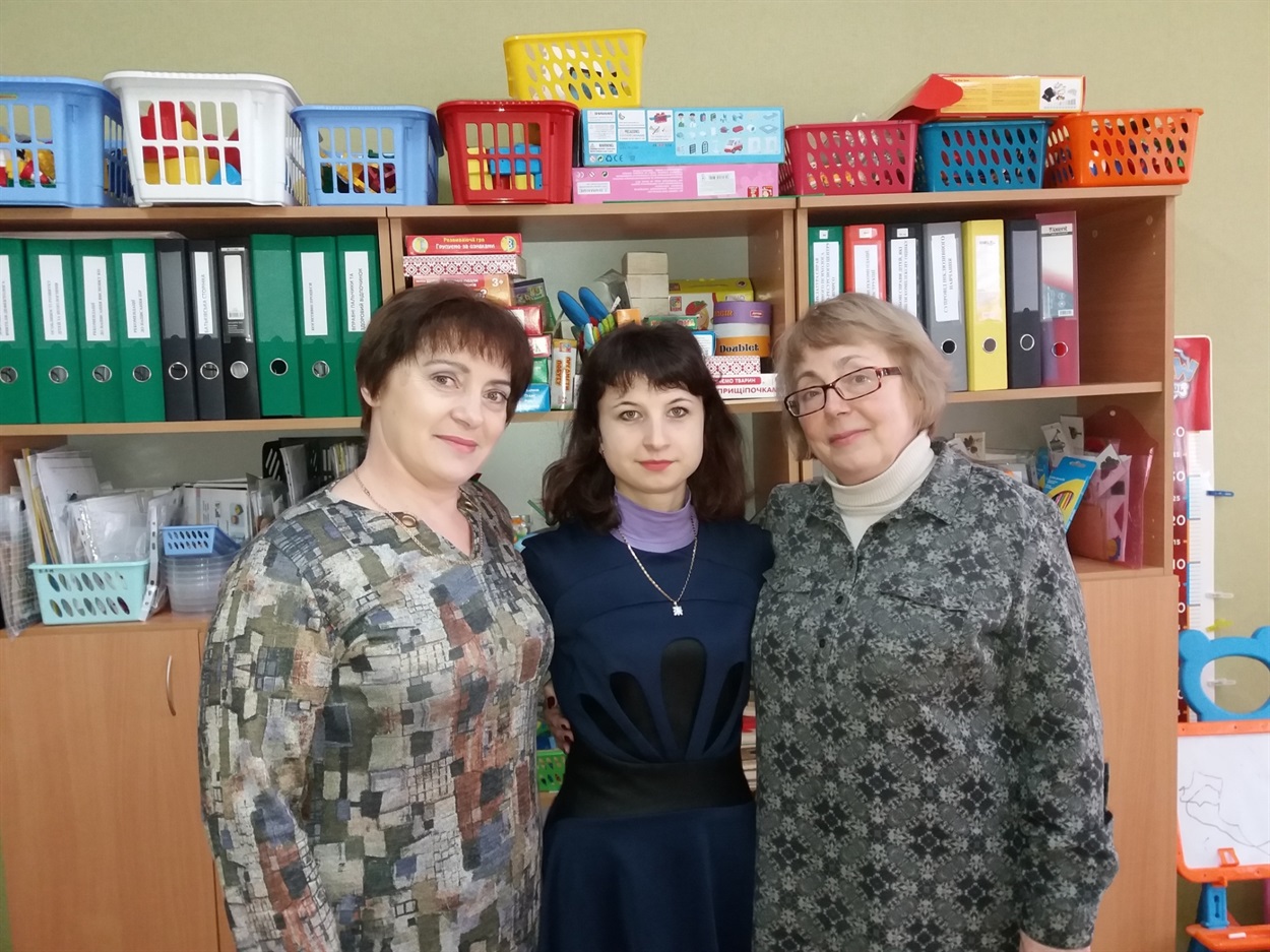 Фахівці центру: практичний психолог Лисоконь Юлія, вчитель дефектолог Людмила Безкоровайна, директор Тетяна Мозгова 