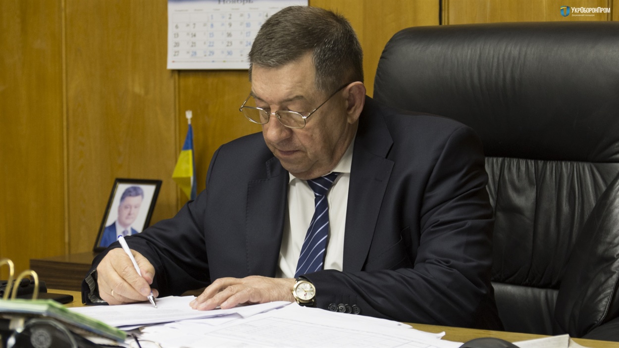 Євген Дмитрович за робочим столом