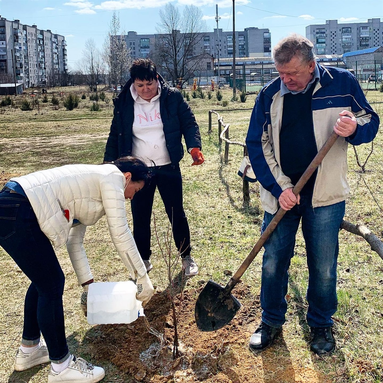 Міський голова Микола Нога висаджує саджанці разом з секретарем міської ради Анною Пилипейко та заступником міського голови Ольгою Ткаченко 