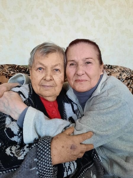 Баба Валя, ліворуч зі своєю двоюрідною сестрою