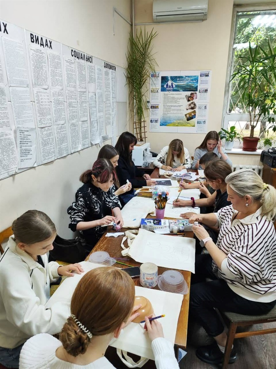 У Шостці діти та дорослі малювали на екошоперах, щоб зняти стрес (фото)