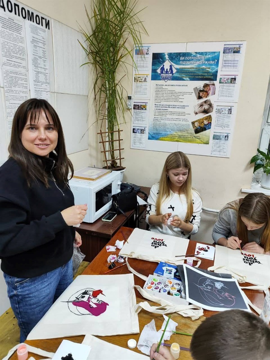 У Шостці діти та дорослі малювали на екошоперах, щоб зняти стрес (фото)