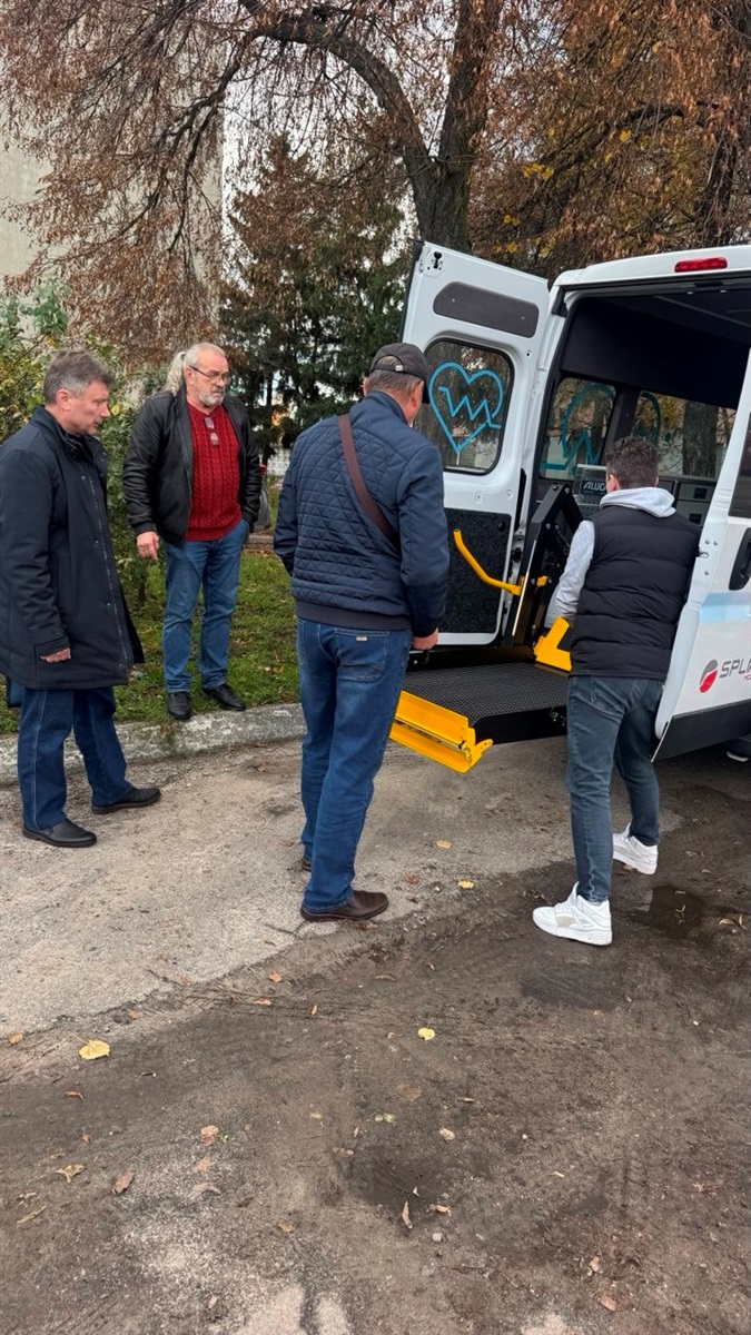 Шосткинська лікарня отримала спецтранспорт із підйомником від ООН