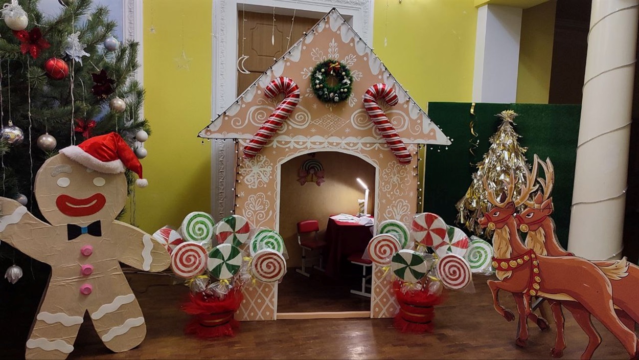 Попри виклики сьогодення, у Шостці засяяли вогні на головній ялинці міста