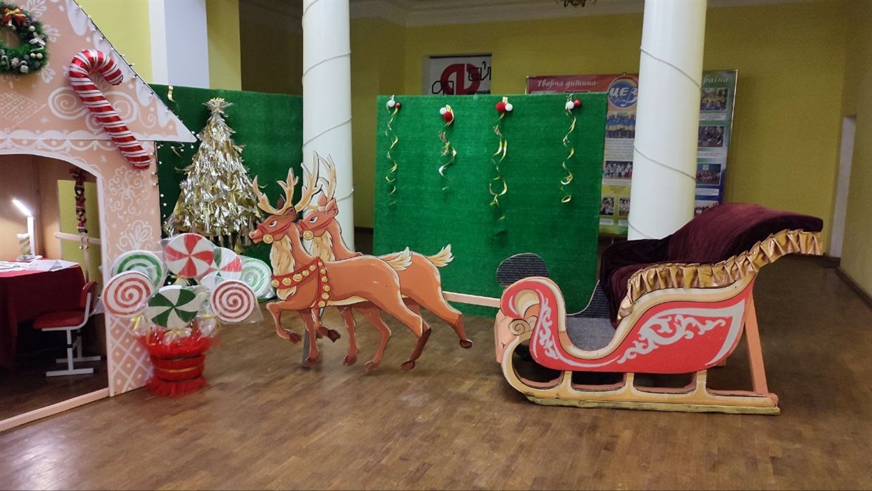 Попри виклики сьогодення, у Шостці засяяли вогні на головній ялинці міста